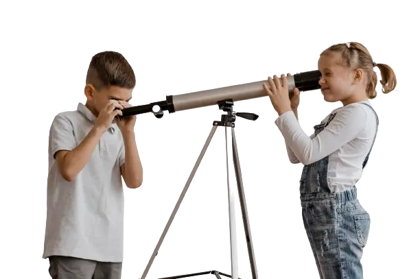 2 enfants utilisant un télescope en s'amusant