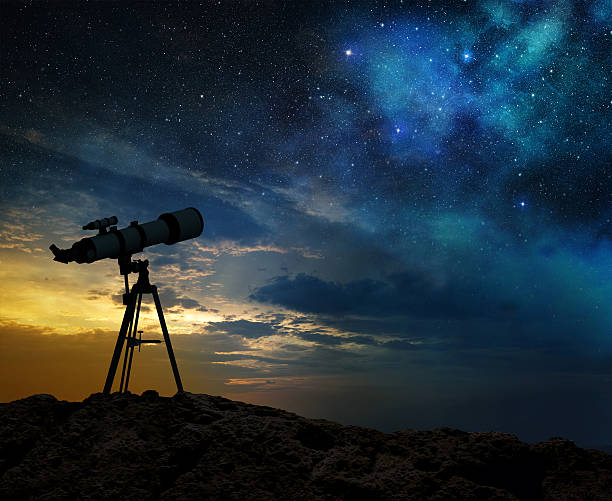 Un télescope seul observant le ciel