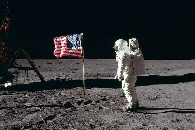 Drapeau américain sur la Lune