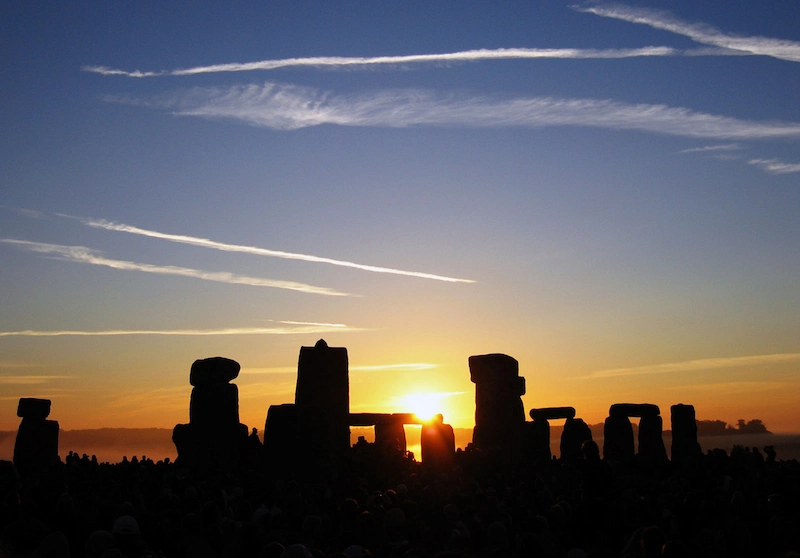 Lever de soleil le jour du solstice d'été à Stonehenge.