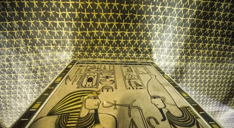 Photo d'une tombe royale égyptienne avec des étoiles