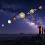 Quatre personnes observent l'alignement des planètes du système solaire sur fond de Voie lactée depuis un sommet rocheux.
