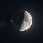 Vue spatiale montrant Saturne et ses anneaux sur le point de passer derrière le disque de la Lune en phase gibbeuse.