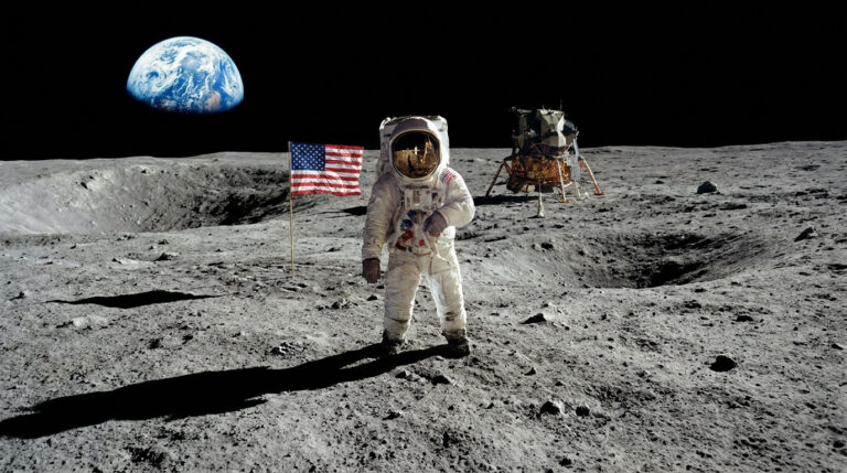 Un astronaute sur la Lune, près du drapeau américain et du module lunaire, avec la Terre visible au loin.
